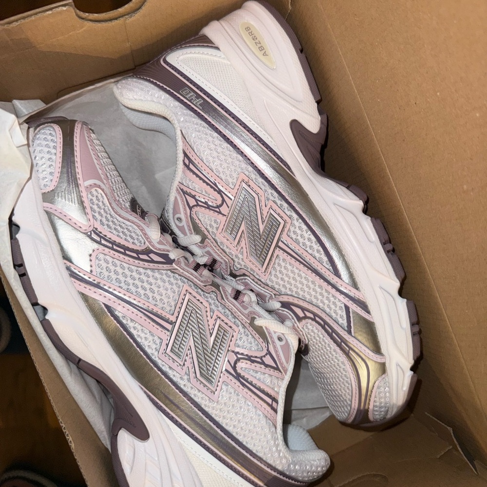 New Balance Women's 740 Sneakers (sz 8.5)